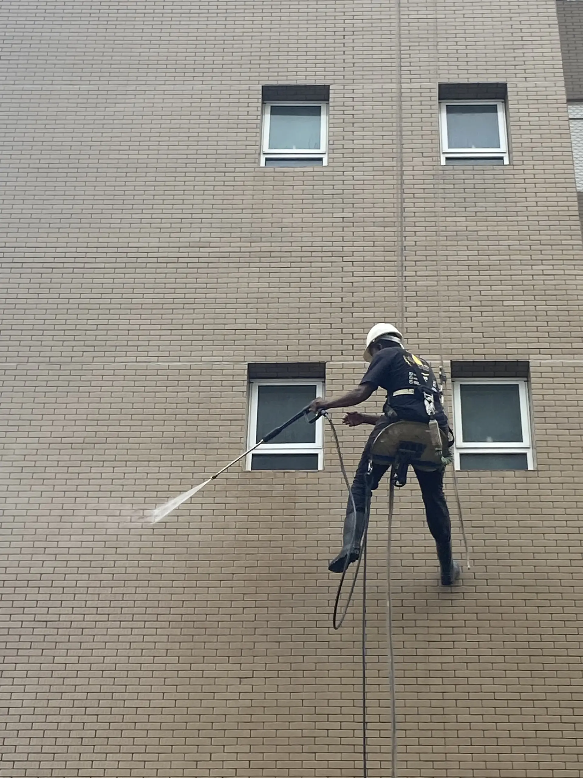 Equipe da ASC Engenharia em serviço de fachada por acesso vertical