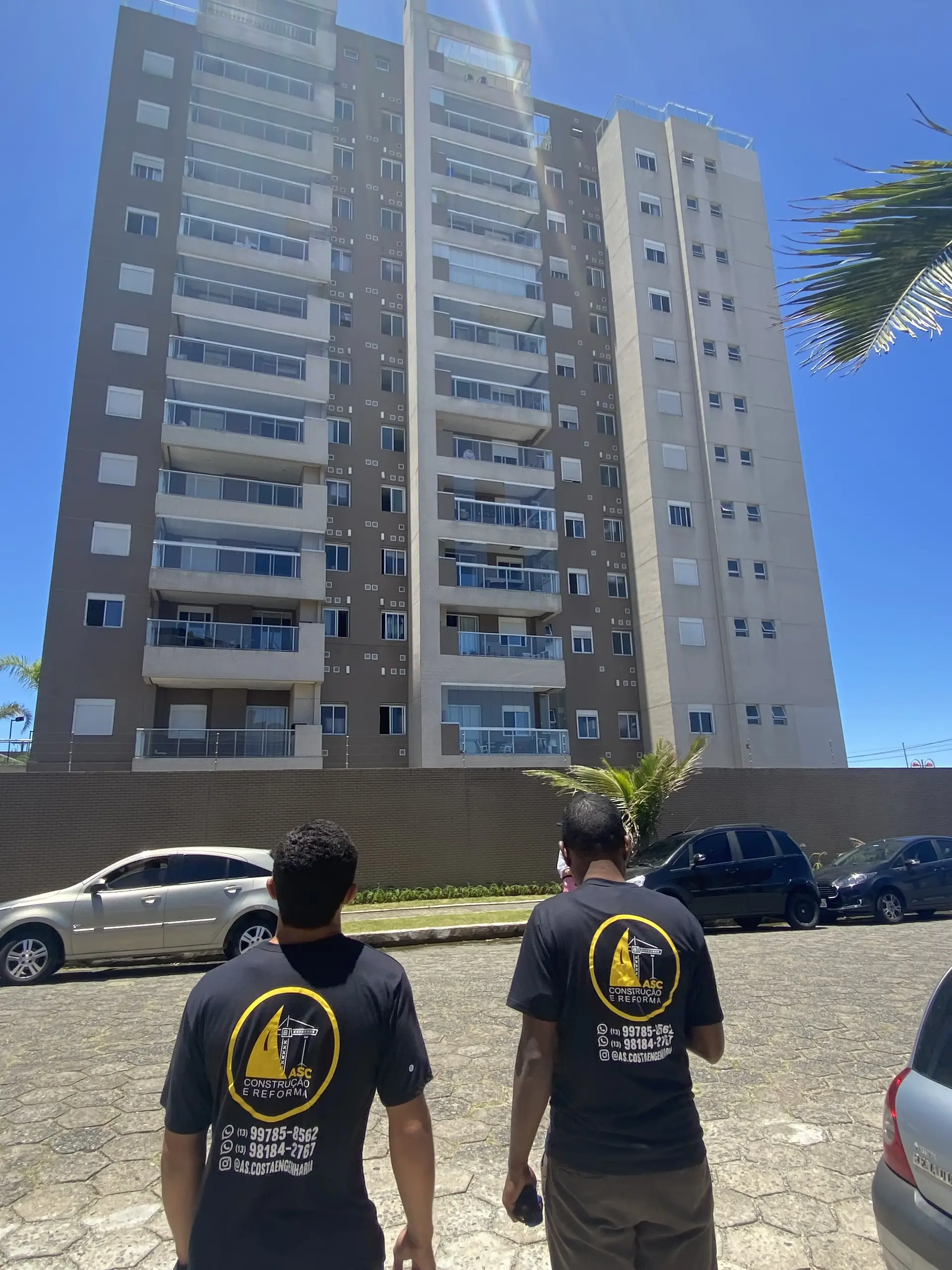 Engenheiro da ASC em inspeção técnica de fachada por acesso vertical