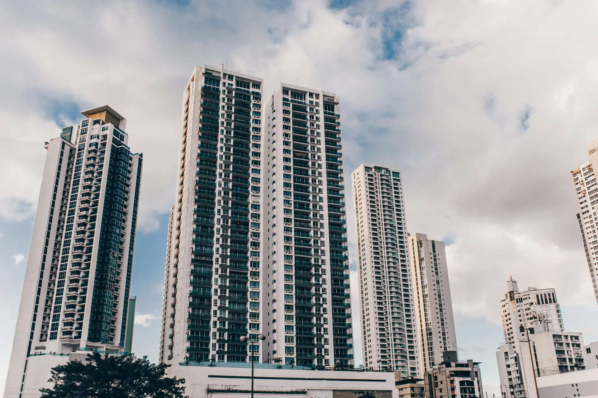 Edifícios residenciais na Baixada Santista